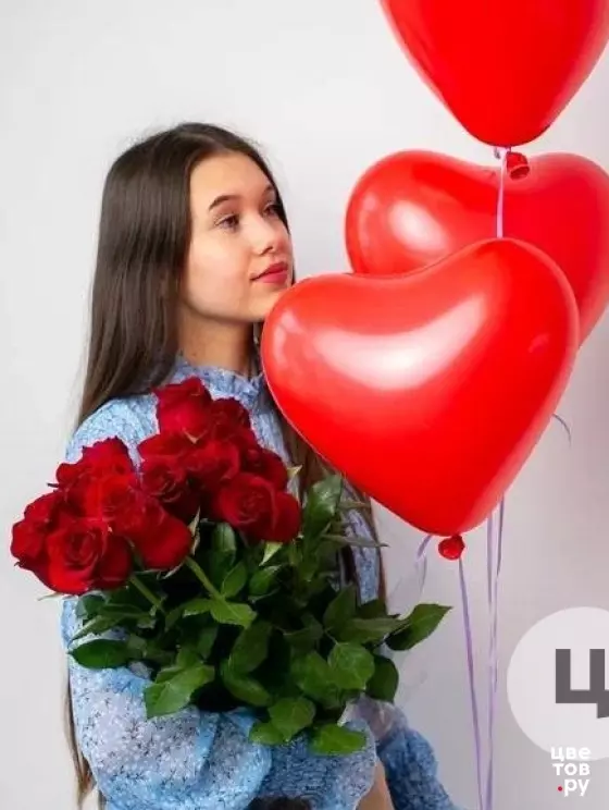 Букет из 15 красных роз и шаров-сердце